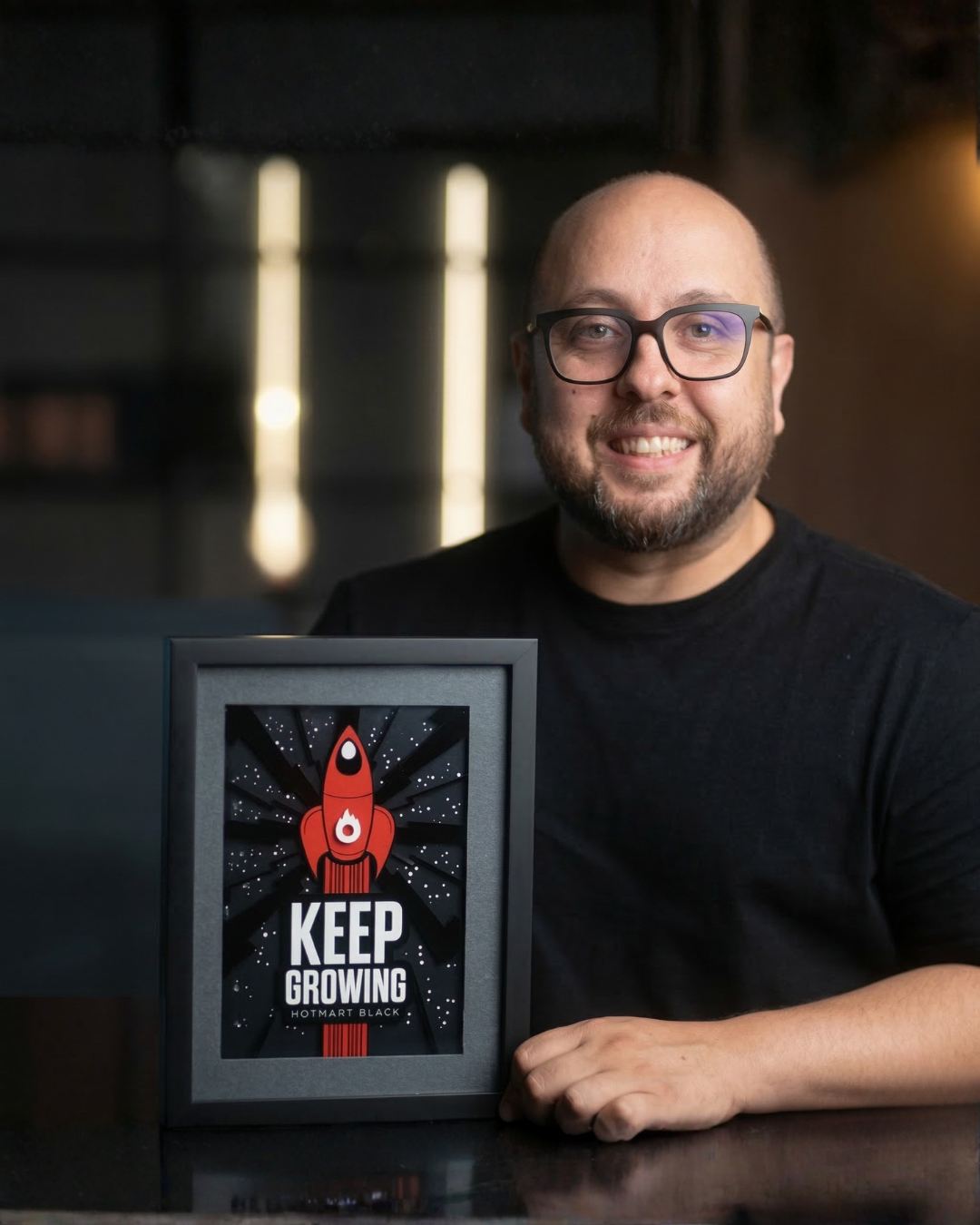 Thiago Lopasso com placa Hotmart